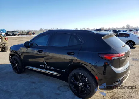 2021 Buick Envision Essence z USA, uszkodzony, nr VIN LRBFZNR44MD179790